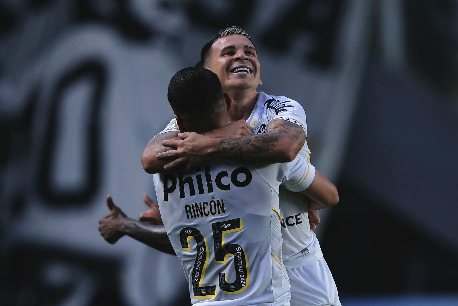 Sob olhares de pai de santo e com show da torcida, Santos goleia o Vasco na Vila