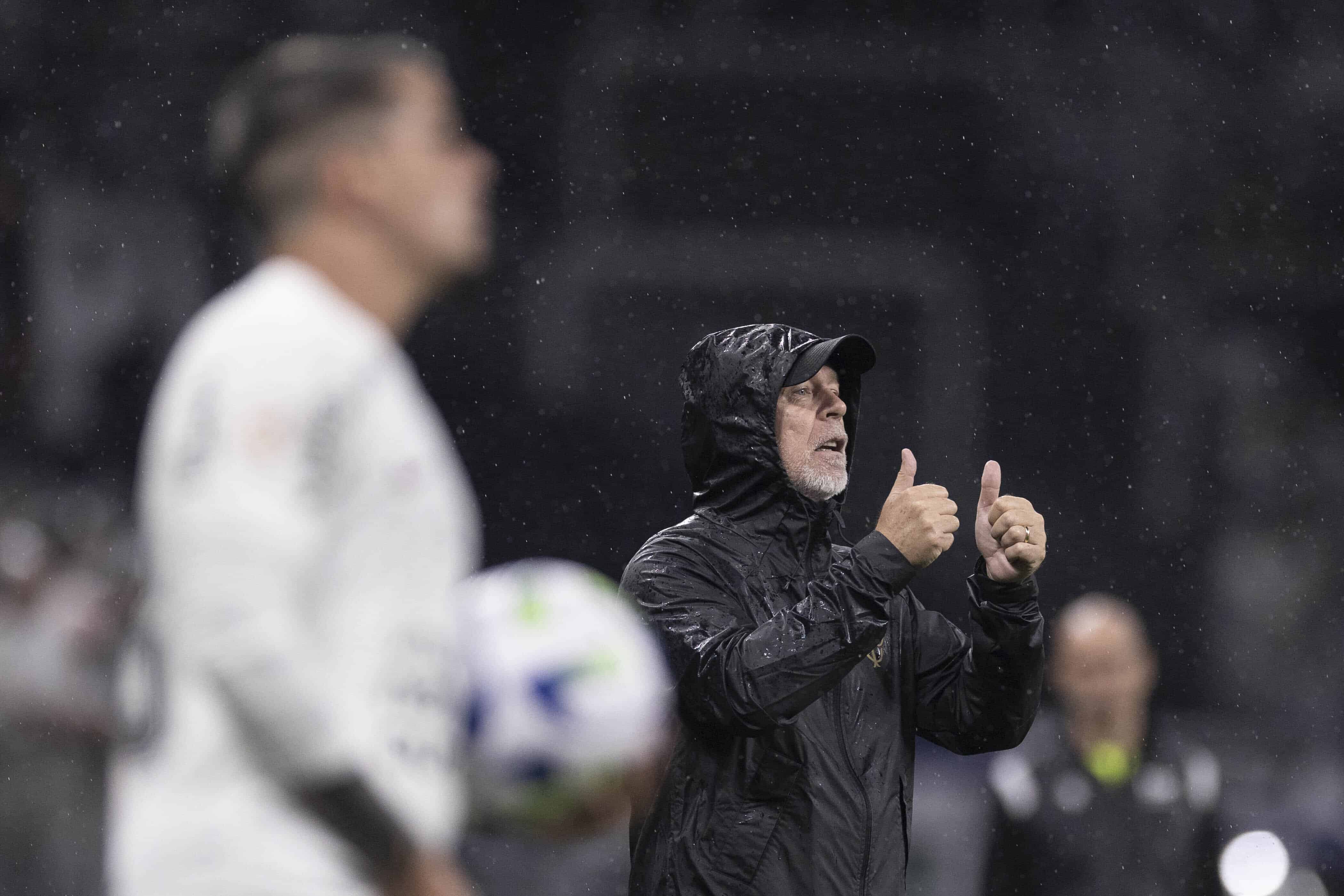 Surpresa com m&eacute;todos de Mano Menezes comprova que Corinthians foi terra de ningu&eacute;m durante todo o ano