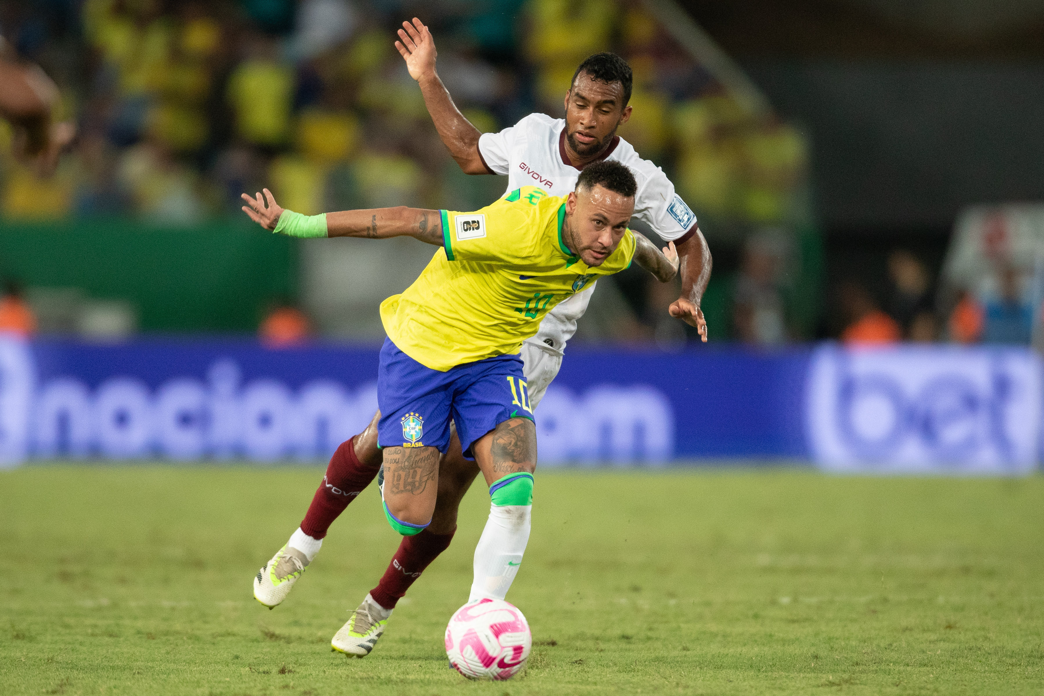 Neymar d&aacute; raro exemplo de maturidade em resposta ap&oacute;s ser atingido por balde de pipoca