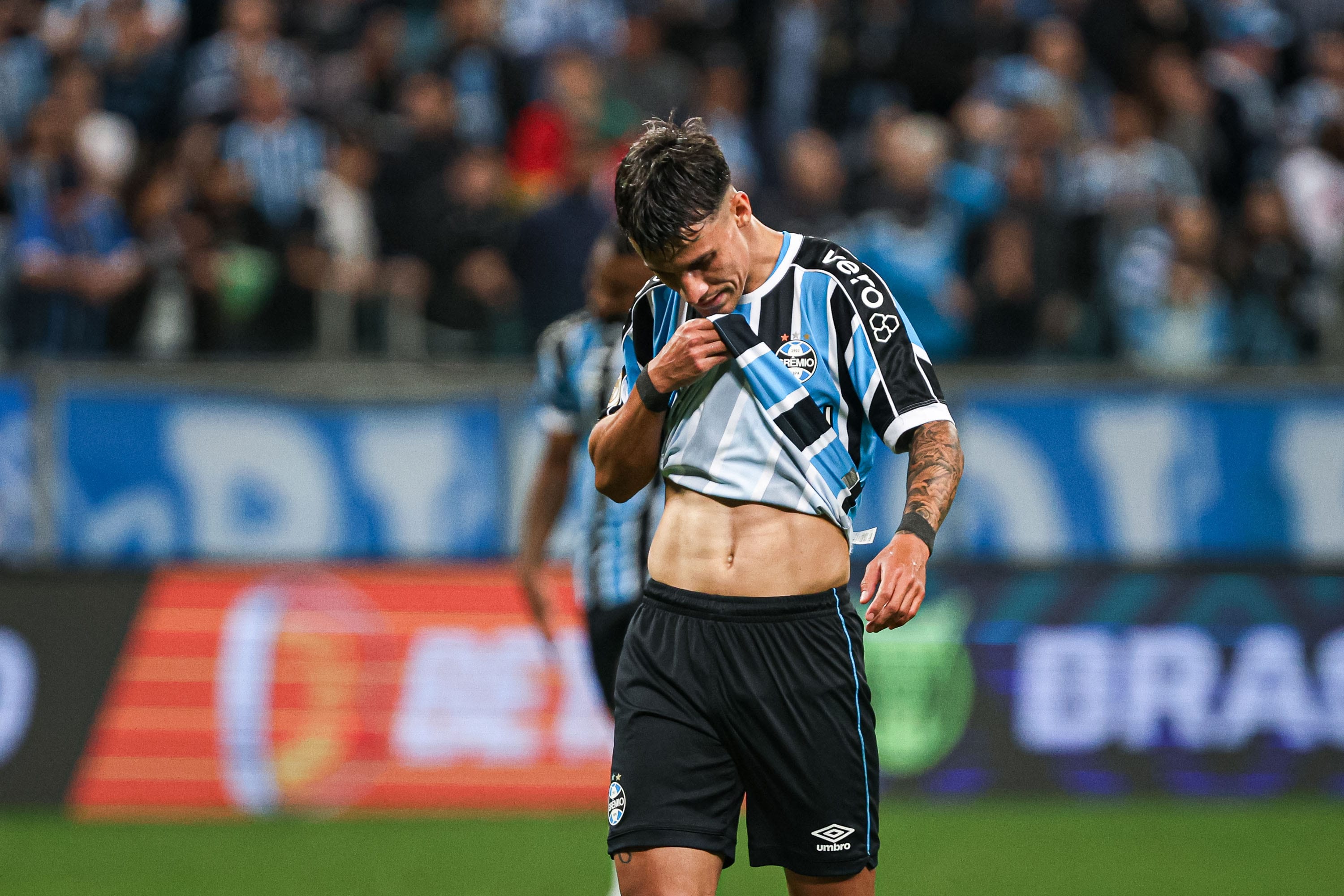 Com mais uma atua&ccedil;&atilde;o ruim, Ferreira ouve vaias e clima no Gr&ecirc;mio fica insustent&aacute;vel