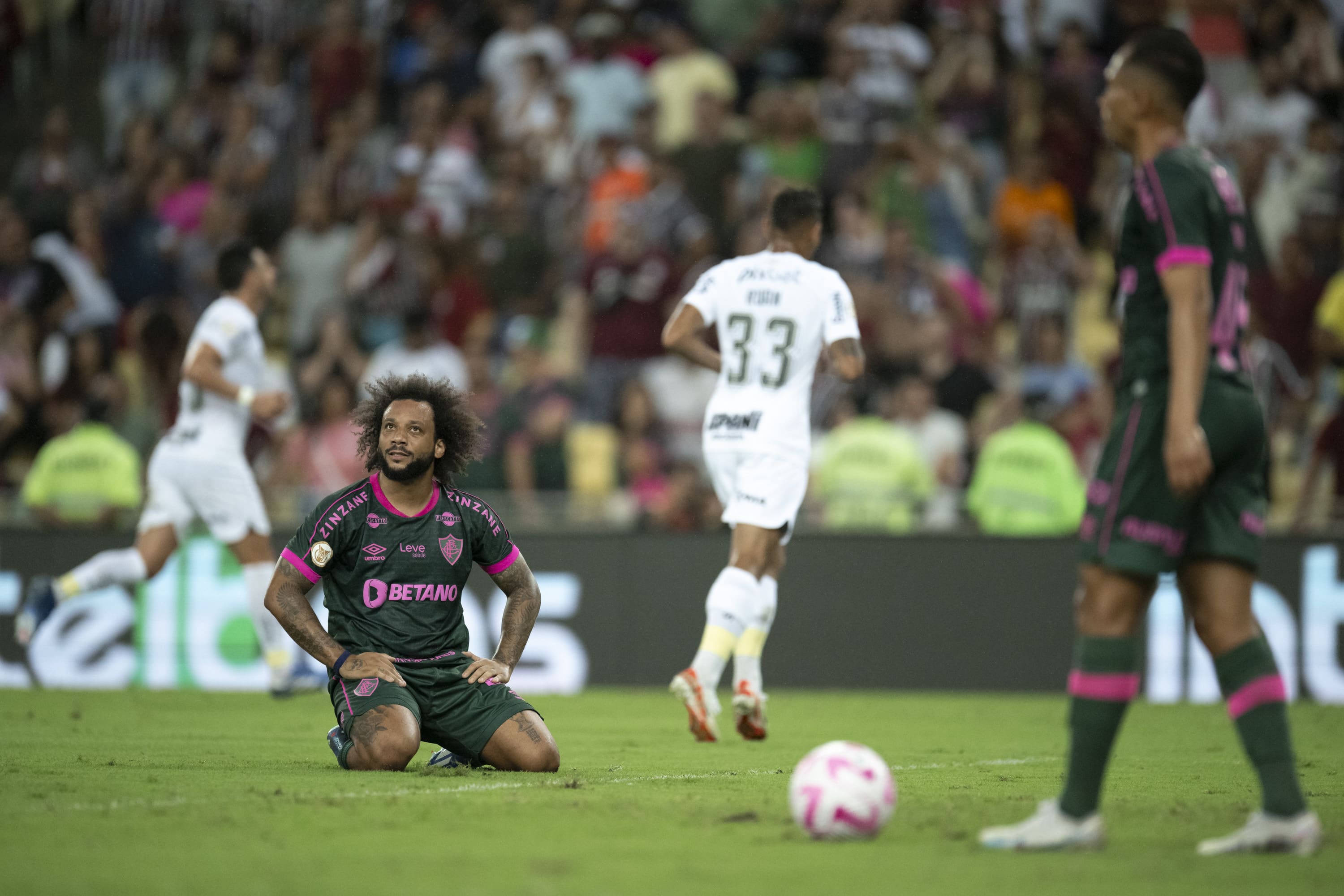 Marcelo lamenta falha enquanto Yuri Alberto comemora seu segundo gol no empate do Fluminense com o Corinthians pelo Campeonato Brasileiro - Foto: Icon sport