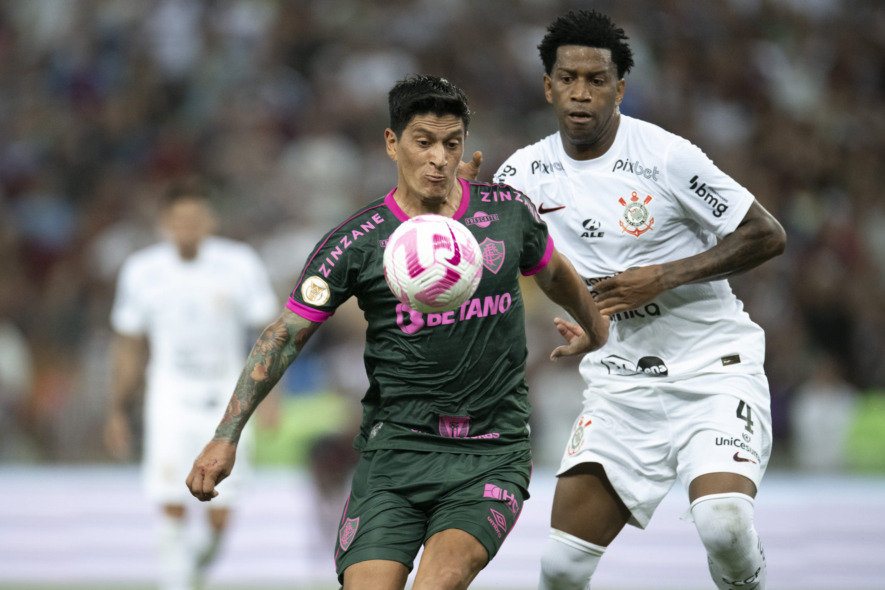 Fluminense e Corinthians mostram oscila&ccedil;&atilde;o em postura e empatam em jogo de seis gols