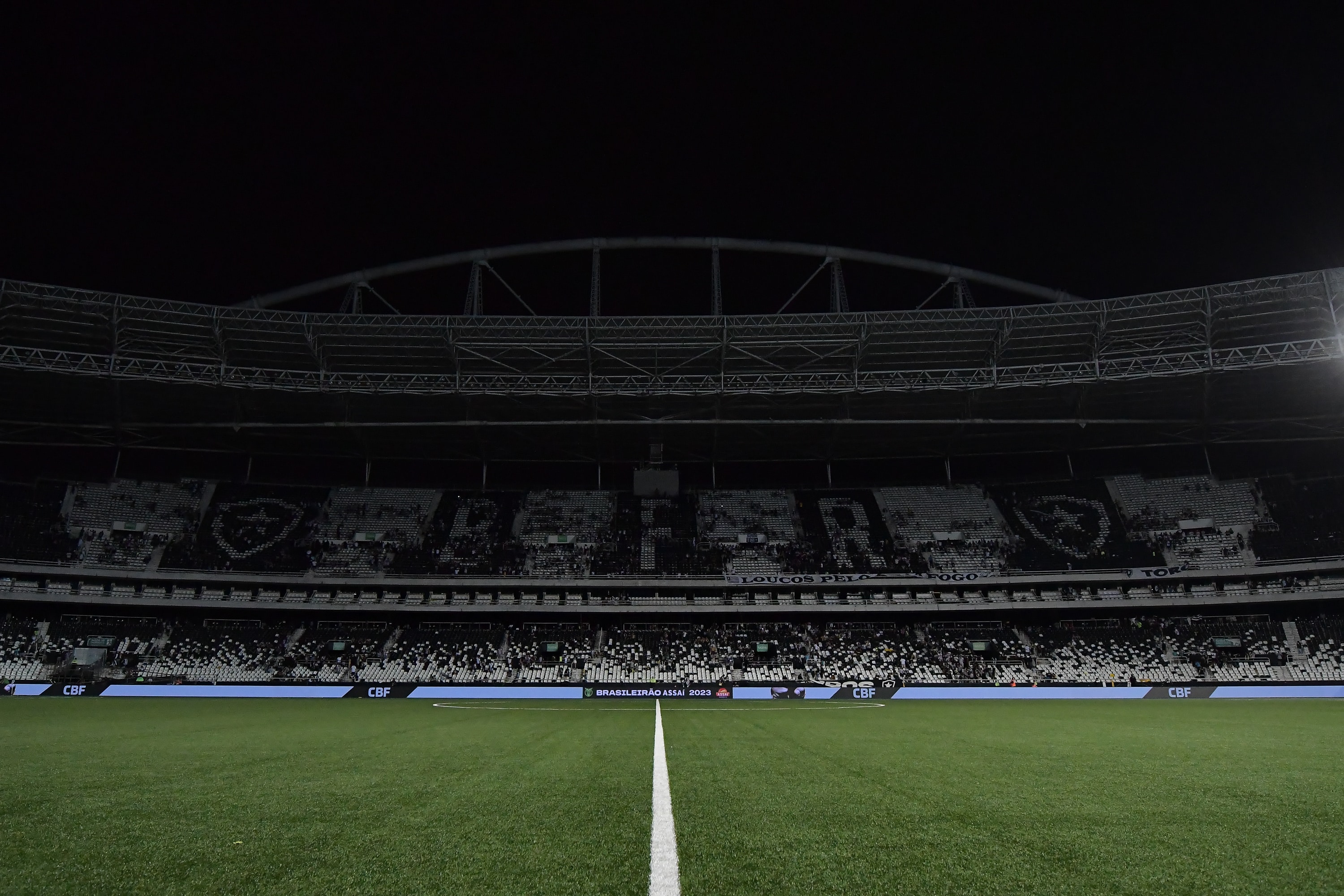 'Tapetinho' do Est&aacute;dio Nilton Santos recebeu elogios de atletas no Brasileir&atilde;o em 2023 - Foto: Icon sport