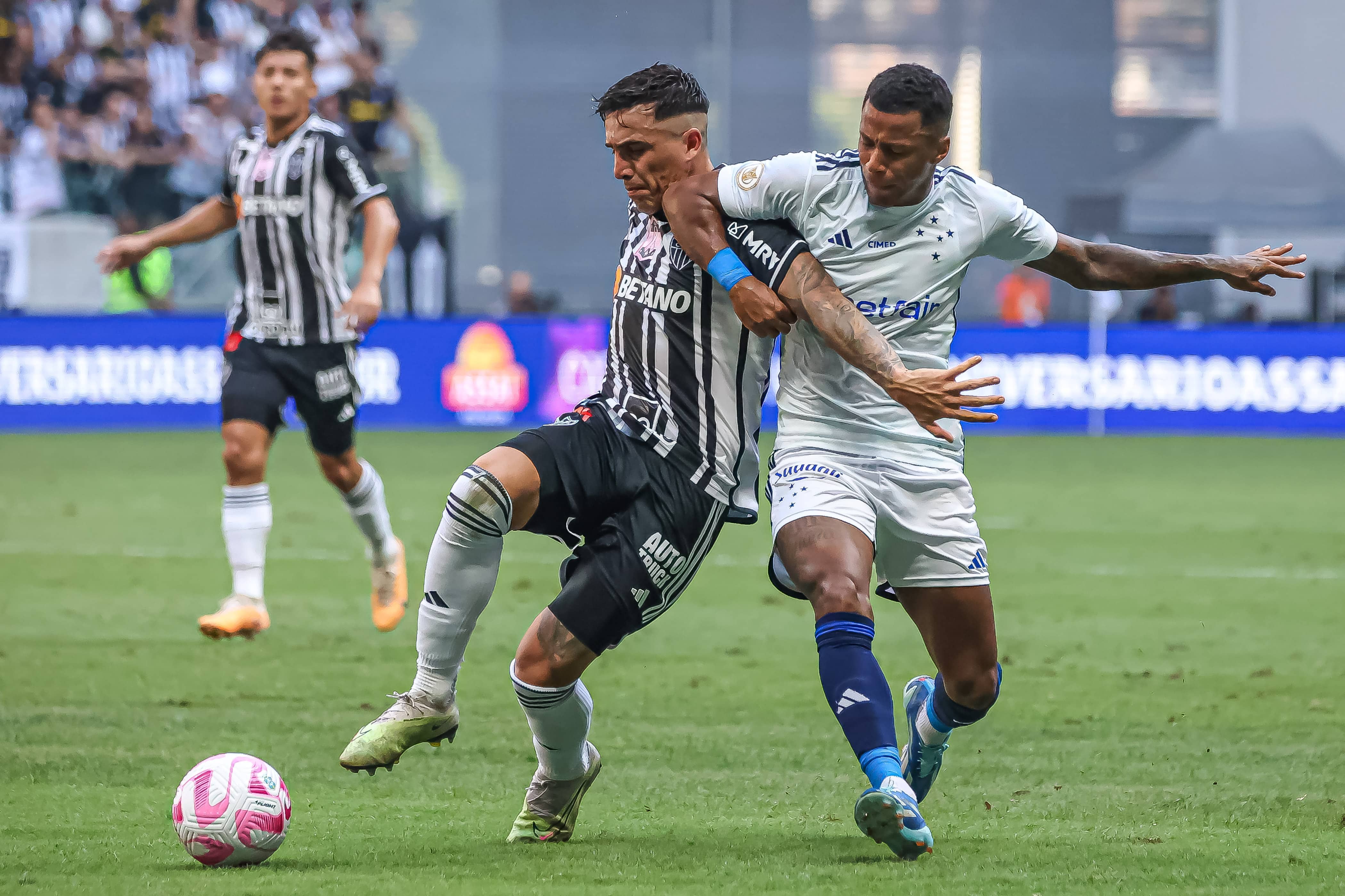Arena da Raposa? Cruzeiro surpreende e leva a melhor no primeiro cl&aacute;ssico do est&aacute;dio do Atl&eacute;tico-MG