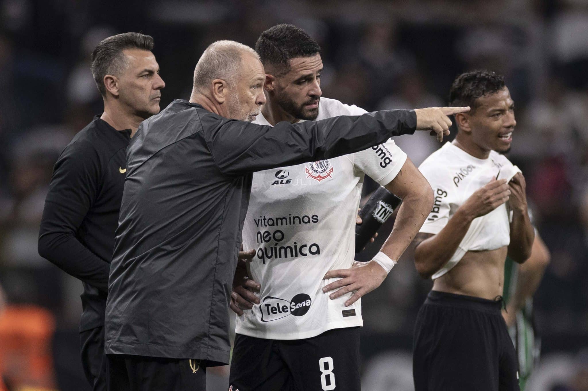 Corinthians v&ecirc; reformula&ccedil;&atilde;o do elenco como necessidade, mas prioridade no momento &eacute; outra