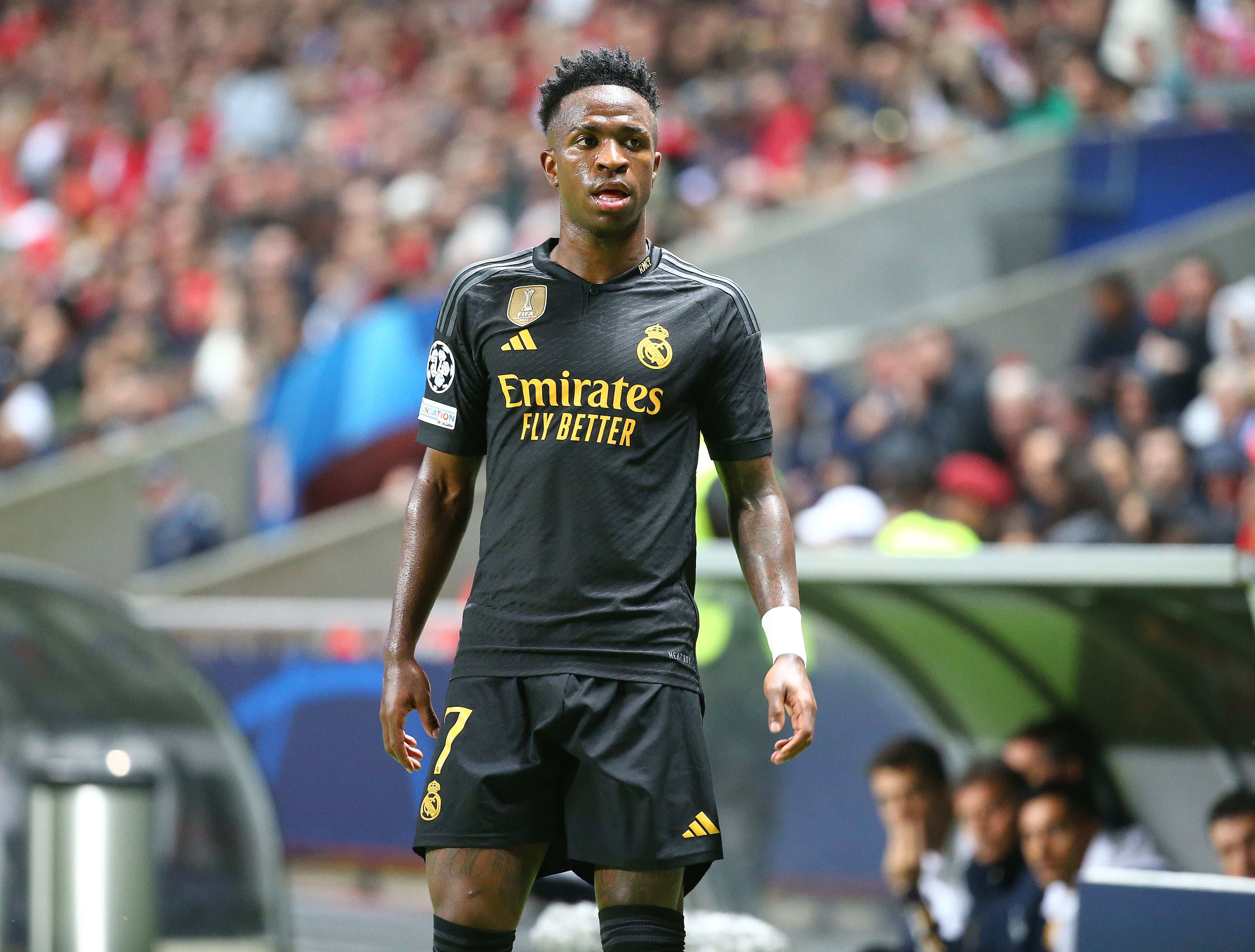 V&iacute;tima de racismo mais uma vez, Vinicius J&uacute;nior &eacute; atacado por porta-voz do Barcelona