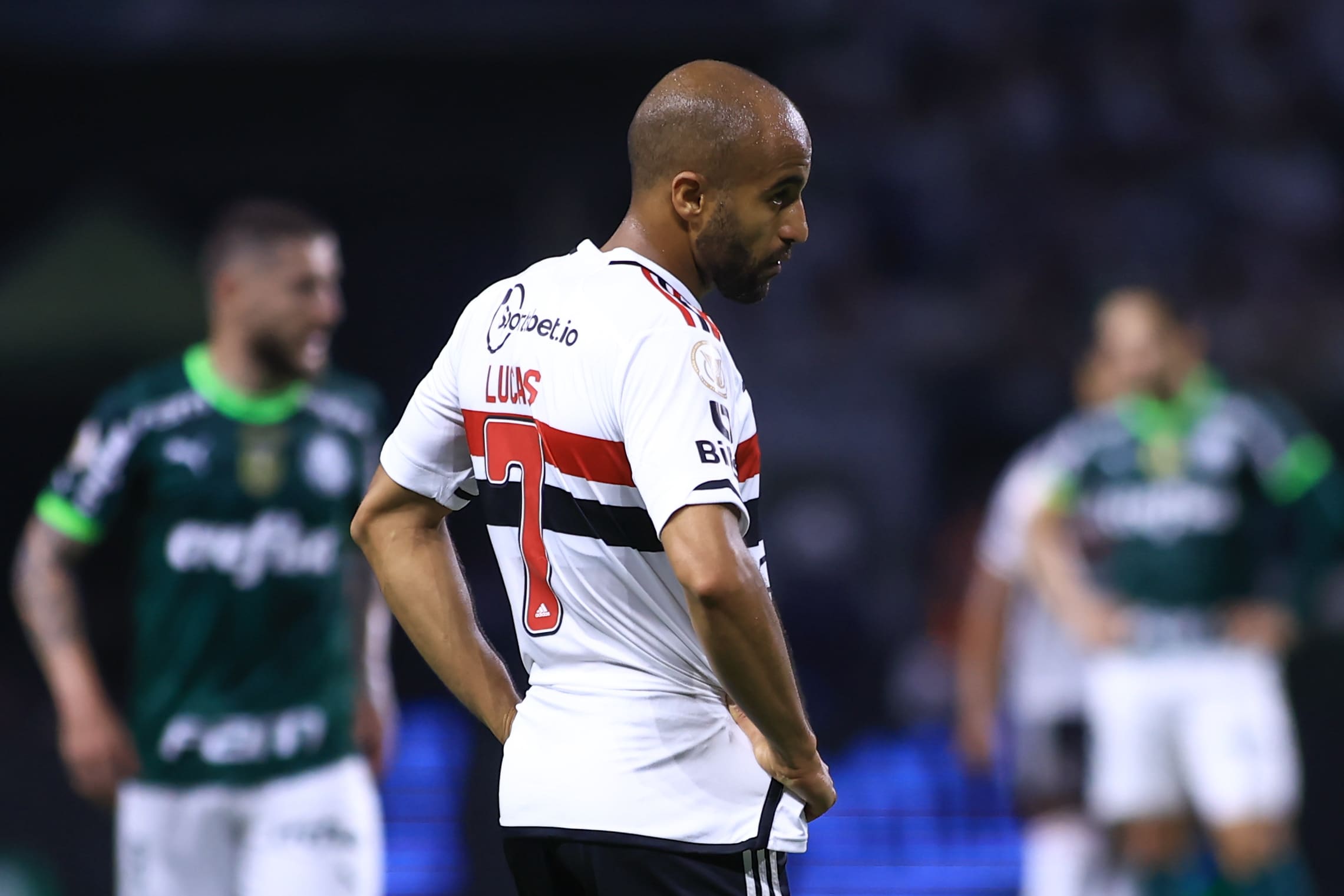 Protagonista na Copa do Brasil, Lucas pode deixar o S&atilde;o Paulo sem despedida e em seca de gols
