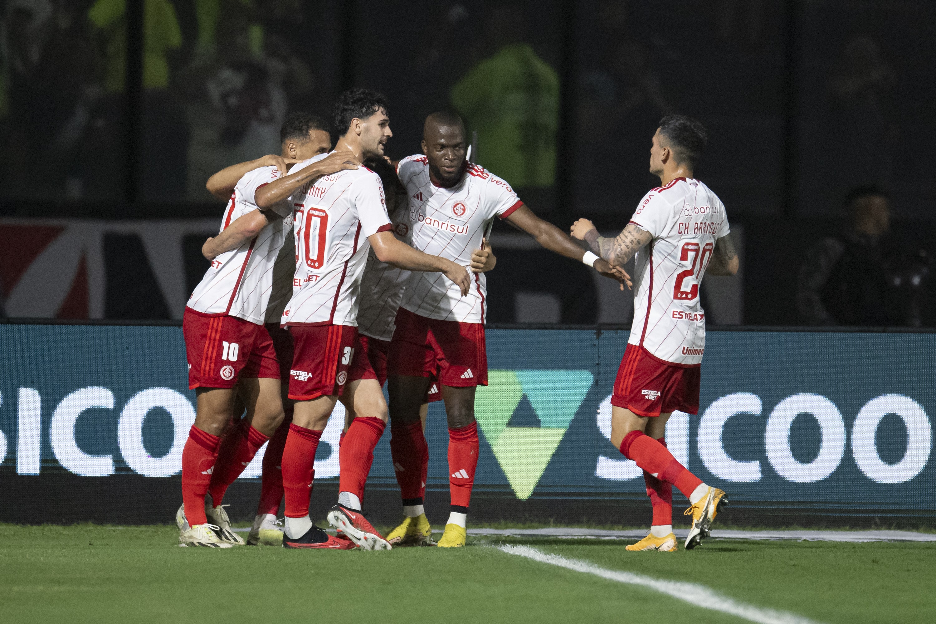Internacional, enfim, volta a vencer fora de casa, e complica situa&ccedil;&atilde;o do Vasco no Brasileiro