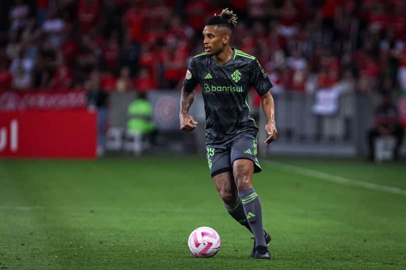 Vive um drama o Internacional: sem Renê e com Dalbert desastroso, o que fazer na lateral-esquerda?