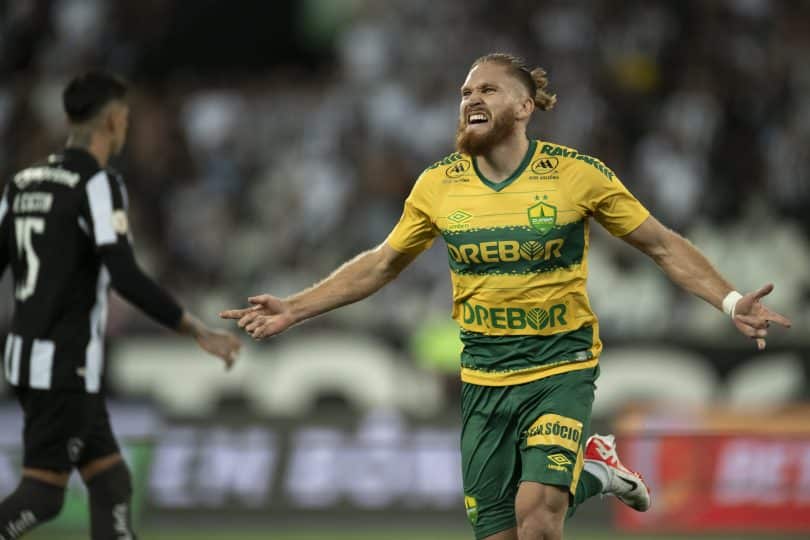 Seneme briga com a imagem ao dizer que toque no braço de Pitta contra o Botafogo é ‘inconclusivo’