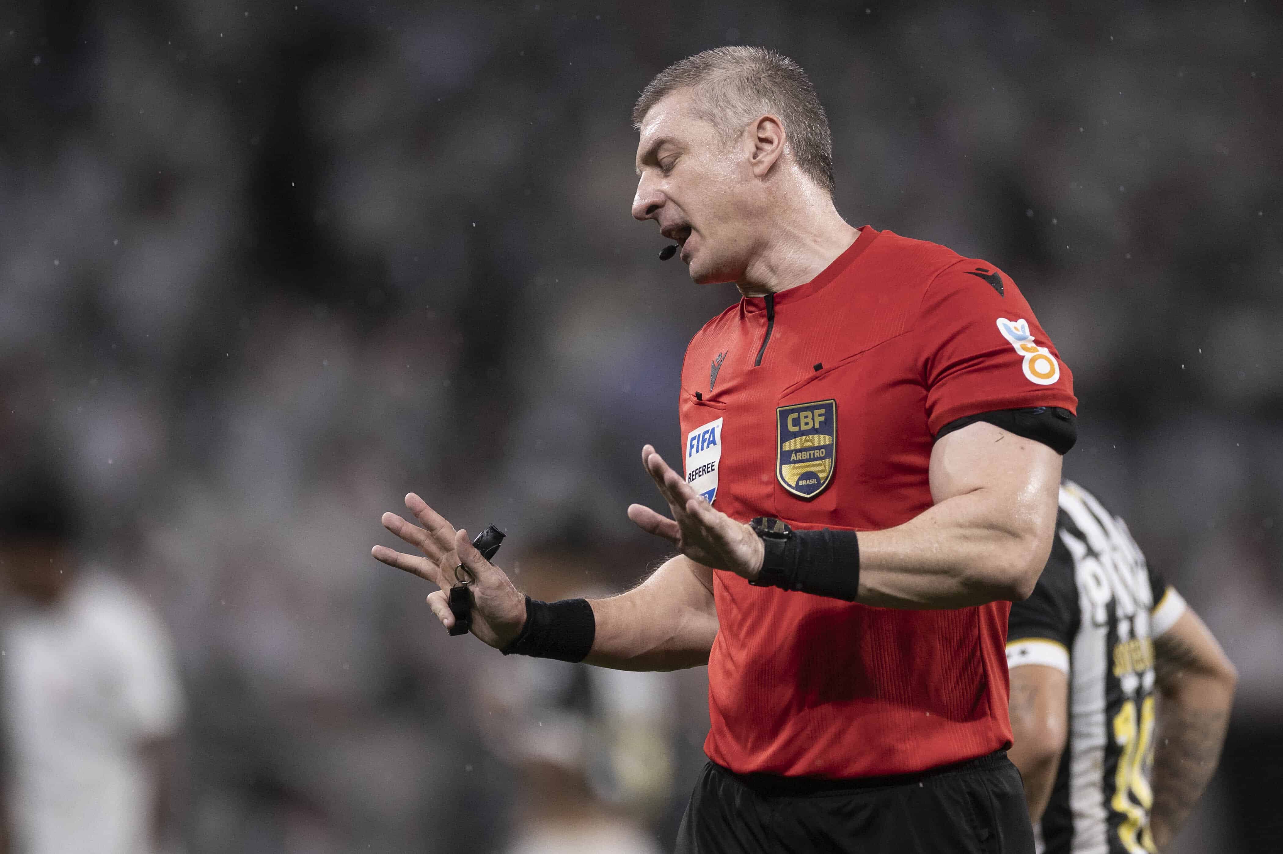 Quem joga? Seneme explica marca&ccedil;&atilde;o de p&ecirc;nalti para o Santos contra o Corinthians