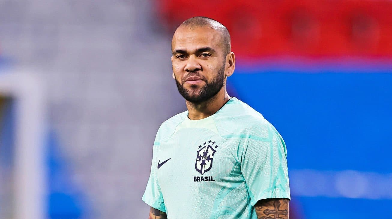 &lsquo;Daniel Alves do futebol&rsquo; &eacute; o mesmo que est&aacute; preso pelo estupro de uma mulher