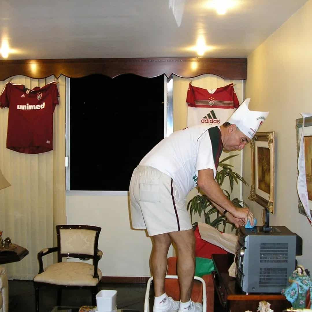 Seu Renato comemora o t&iacute;tulo da Copa do Brasil de 2007, com o apartamento decorado pelo Fluminense. O filho Rodrigo lhe sentir&aacute; no Maracan&atilde; em 2023 - Foto: Acervo Pessoal