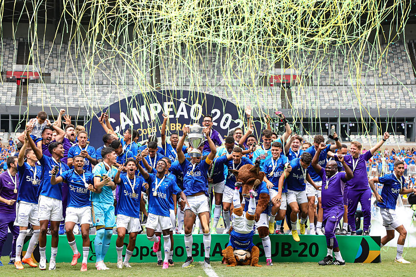 Jogadores do sub-20 do Cruzeiro celebram conquista da Copa do Brasil sub-20 no Mineir&atilde;o