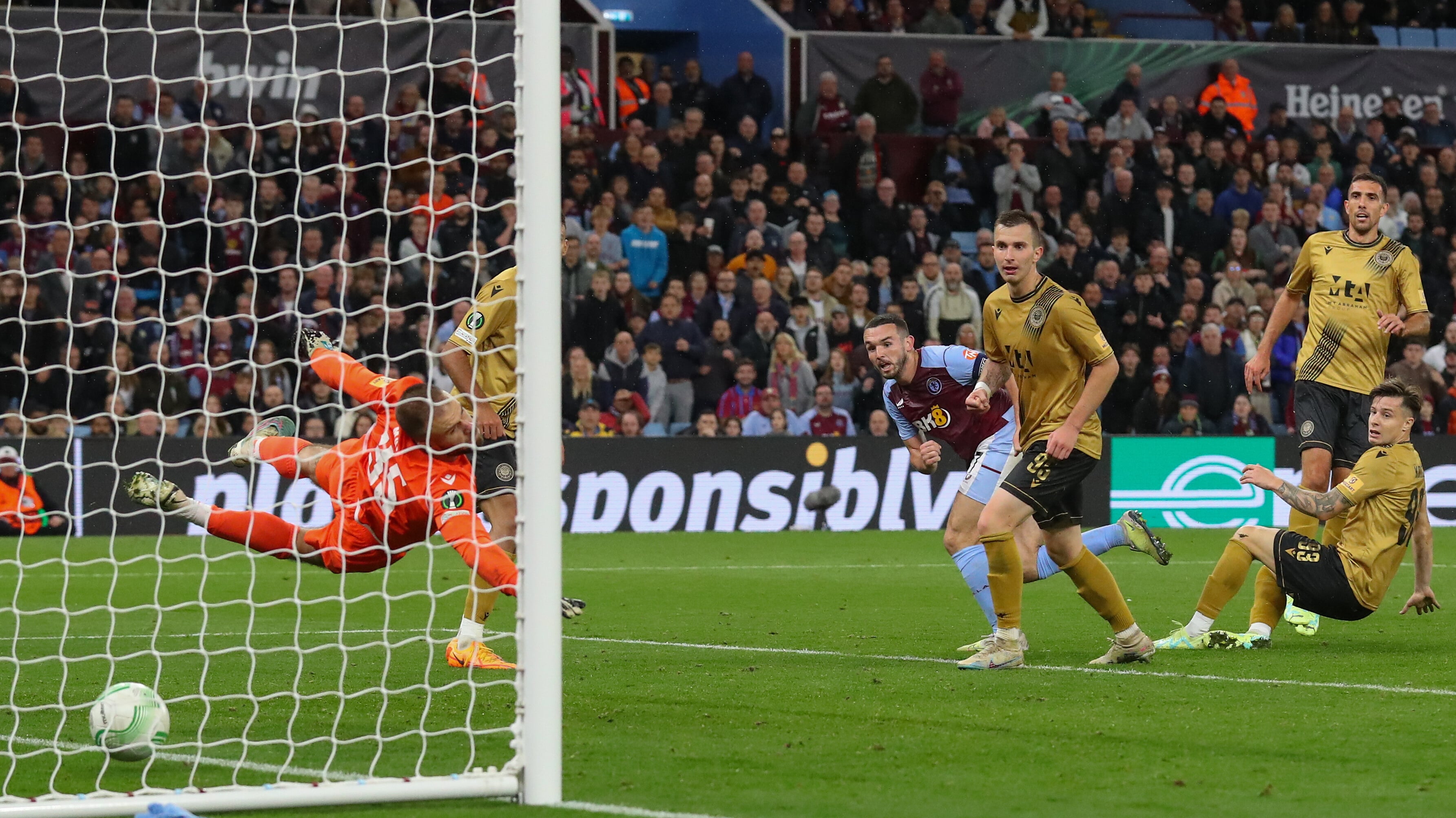 Resum&atilde;o da Conference: Aston Villa precisou martelar (muito) at&eacute; o fim para vencer a primeira