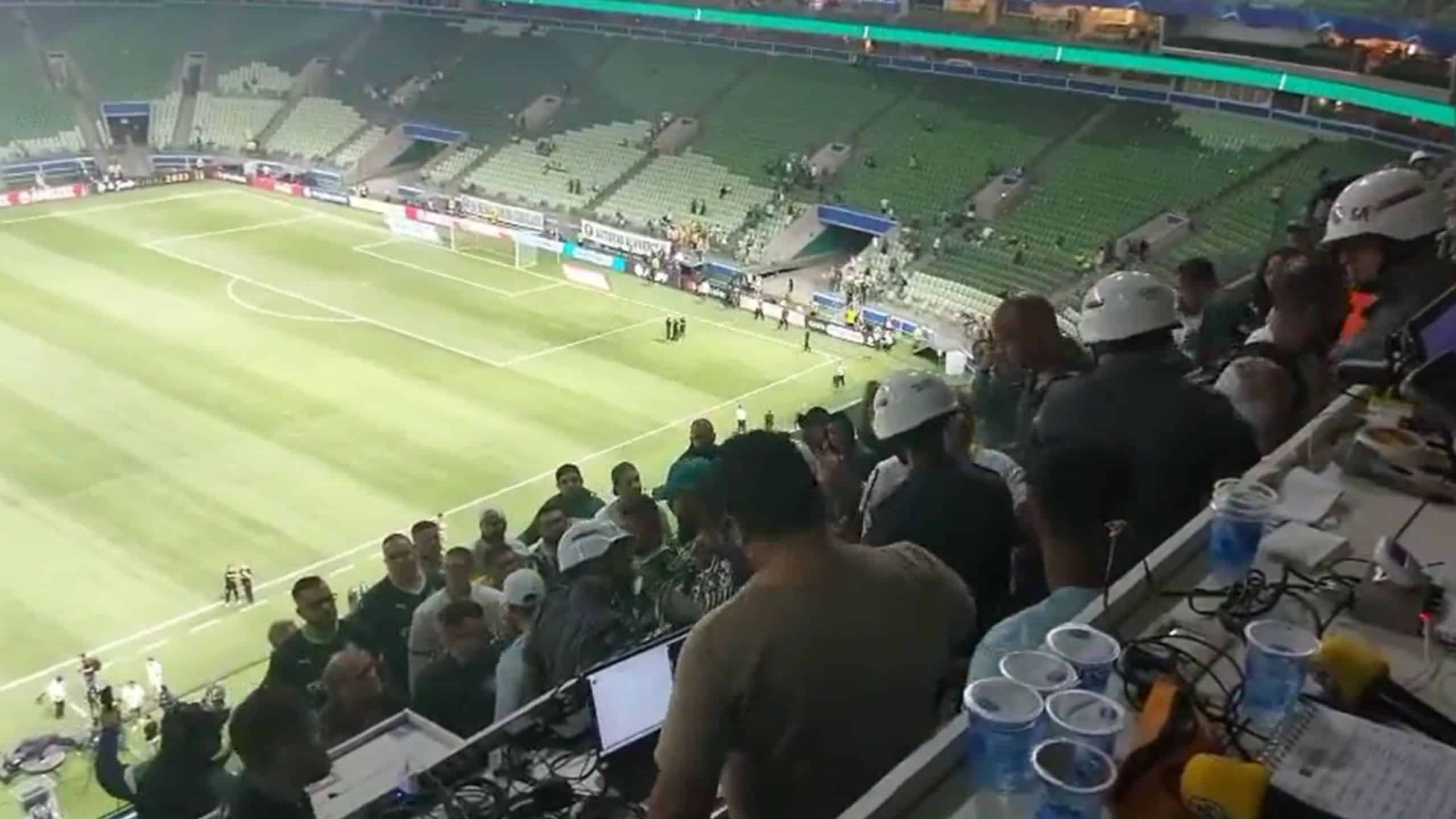 Torcedores do Palmeiras acusam diretor do Boca e agridem jornalista por racismo