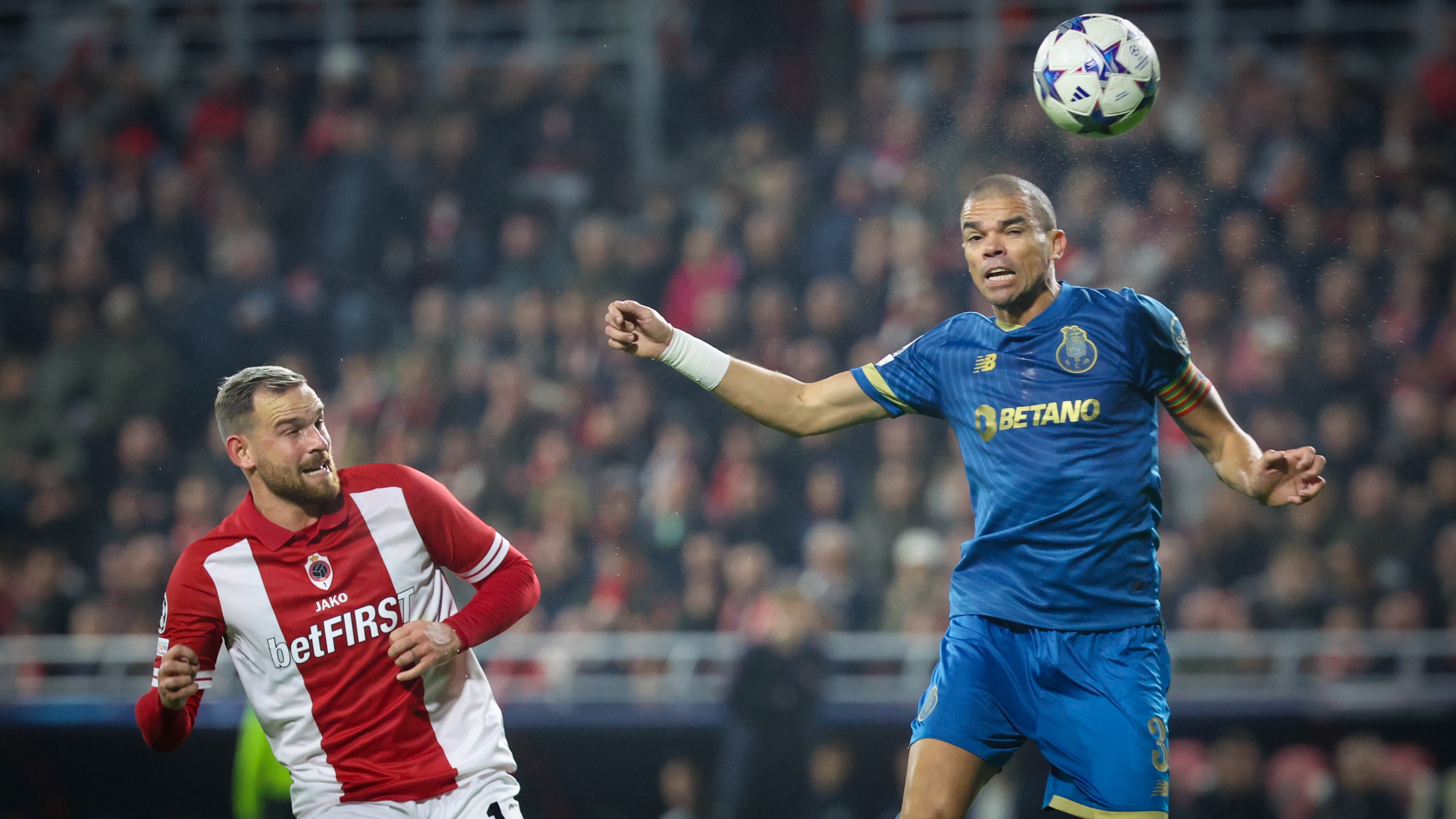 Pepe bate recorde na Champions League e celebra marca: &ldquo;Muito dif&iacute;cil chegar aqui&rdquo;