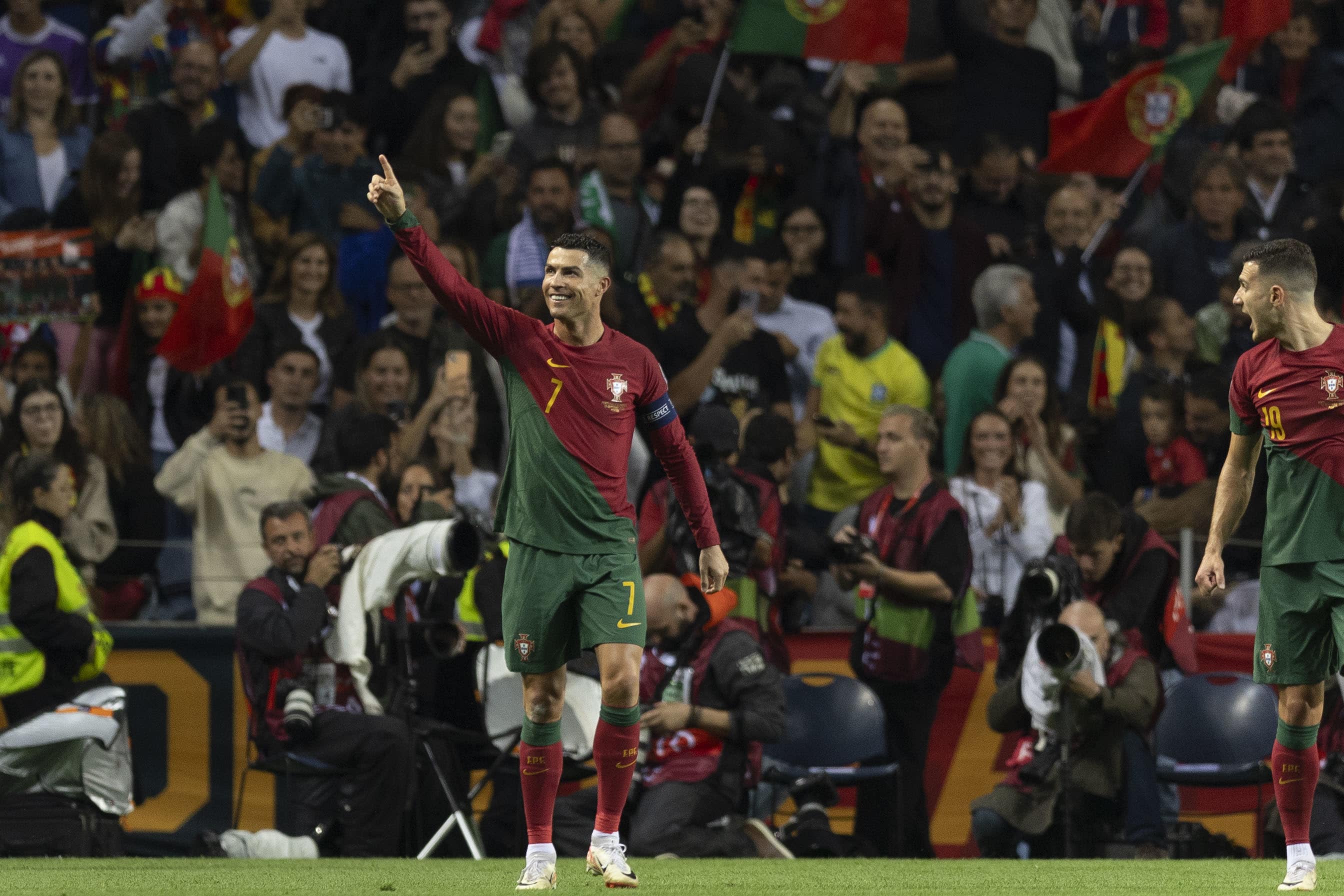 D&uacute;bravka brilha, mas Eslov&aacute;quia n&atilde;o &eacute; p&aacute;reo para Portugal com show de Cristiano Ronaldo