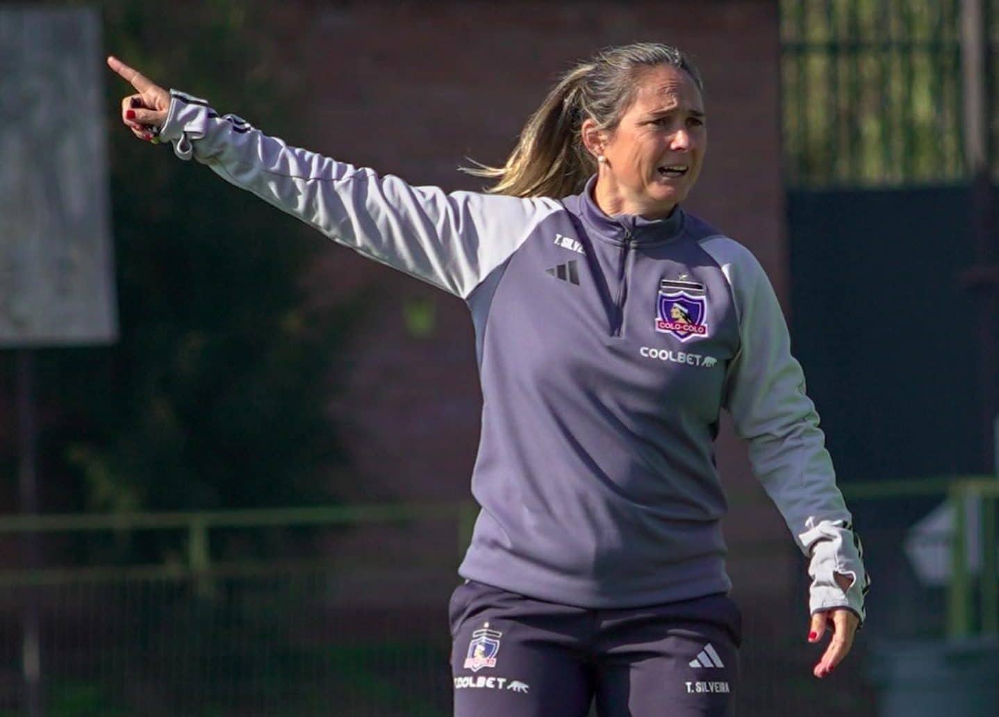 Tatiele Silveira tem acerto encaminhado para substituir Arthur Elias no Corinthians