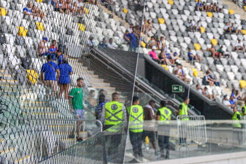 Torcedores do Cruzeiro tiveram que ver a partida por detr&aacute;s de uma tela; um tapume e diversos seguran&ccedil;as tamb&eacute;m atrapalhavam a vis&atilde;o na Arena MRV