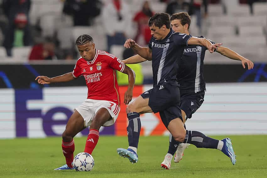 Um dos poucos que se salvaram no time do Benfica, David Neres foi substitu&iacute;do no segundo tempo