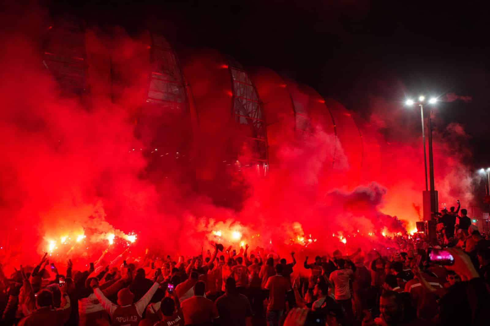 Torcida do Inter fez lindo espet&aacute;culo de ruas de fogo contra o Fluminense em 2023 - Foto: Max Peixoto