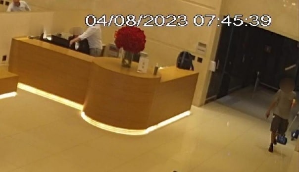 aproximando da recepcionista no condom&iacute;nio