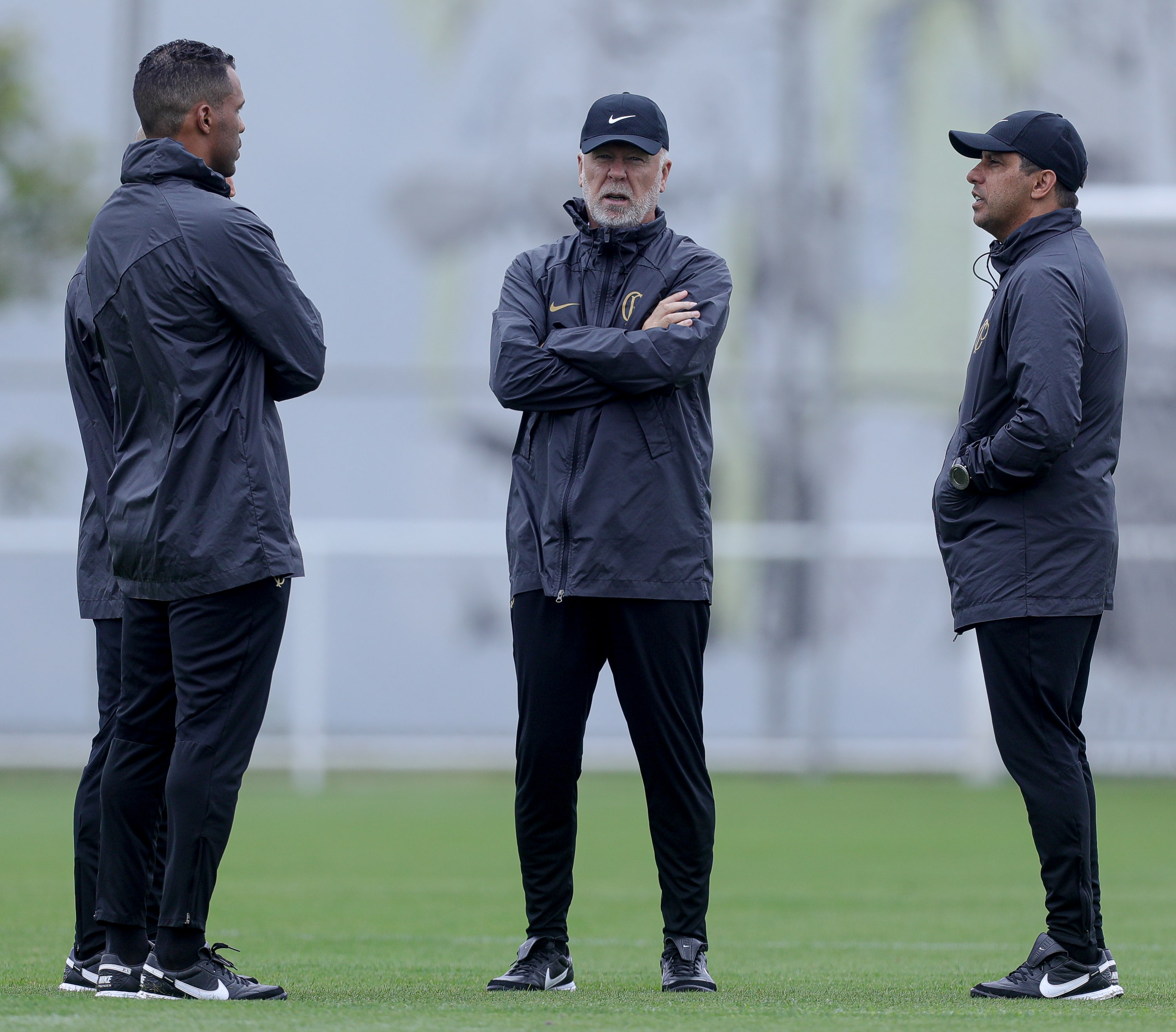 Como Mano Menezes virou &lsquo;especialista&rsquo; em reformula&ccedil;&otilde;es no Corinthians