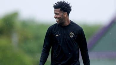 Essencial ao Corinthians e com contrato no fim, Gil gera d&uacute;vida: deve ou n&atilde;o ficar?