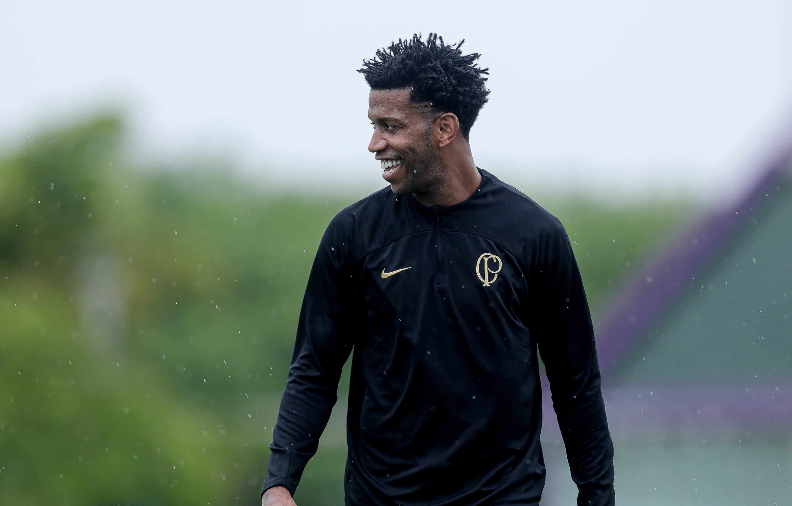 Essencial ao Corinthians e com contrato no fim, Gil gera d&uacute;vida: deve ou n&atilde;o ficar?