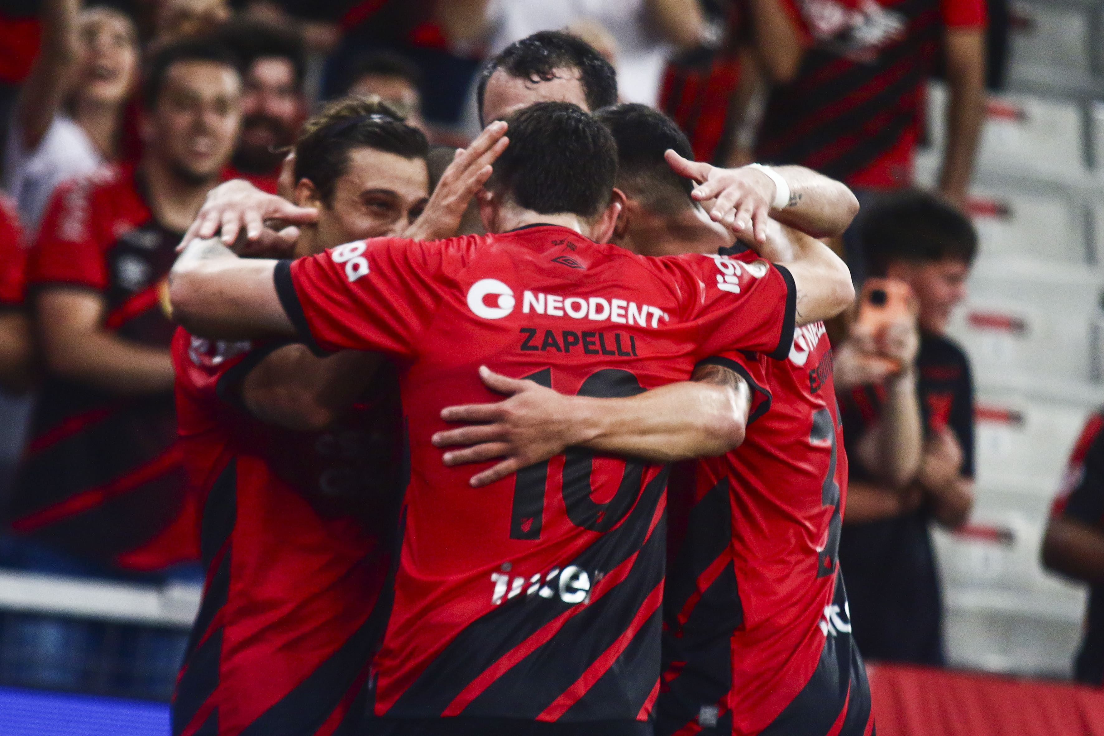 Athletico-PR leva sustos, mas passa pelo Am&eacute;rica-MG e se mant&eacute;m forte na briga por G4