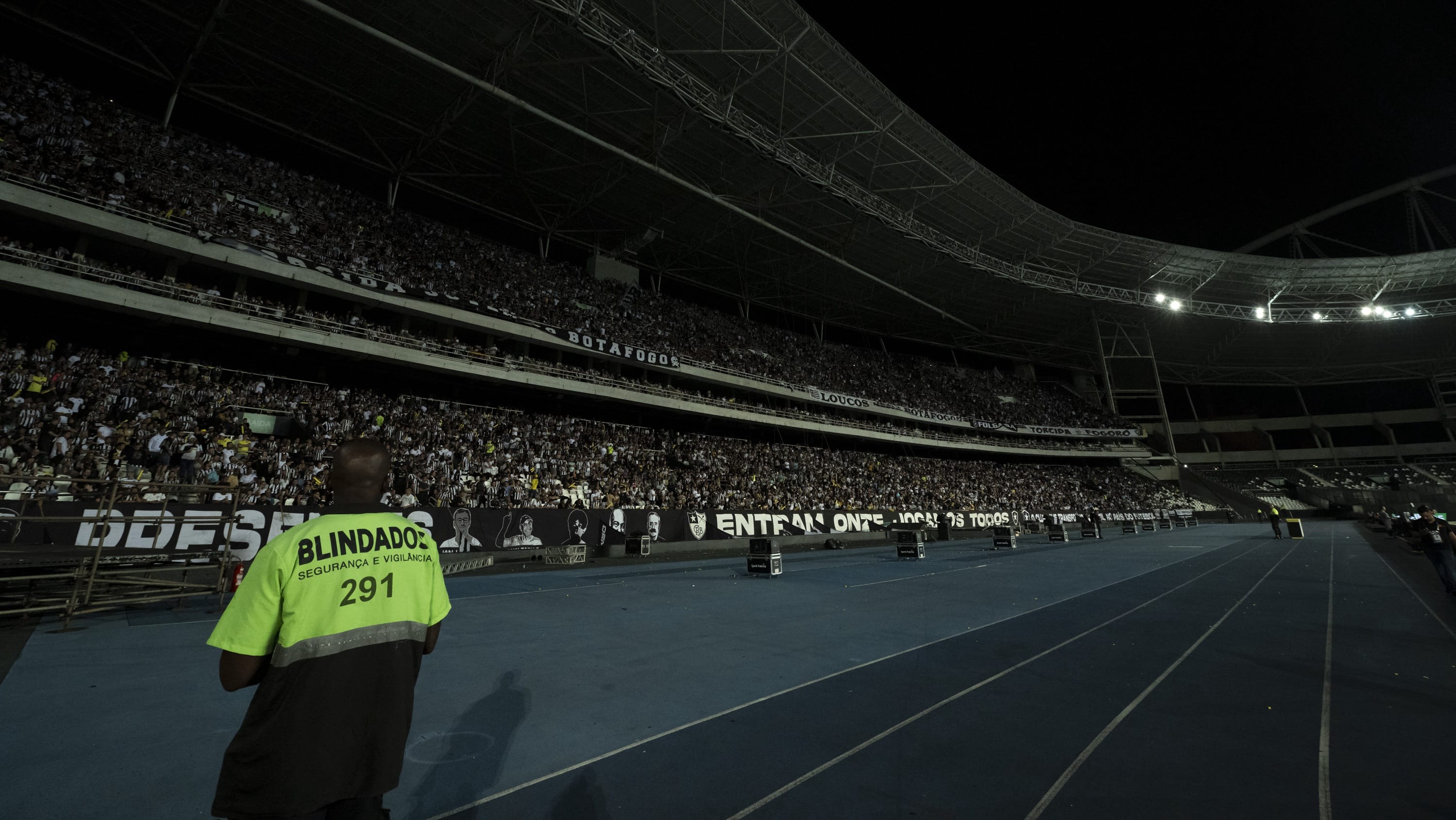 &ldquo;Noite estelar&rdquo; acaba em apag&atilde;o, Botafogo x Athletico-PR &eacute; adiado e CBF causa confus&atilde;o