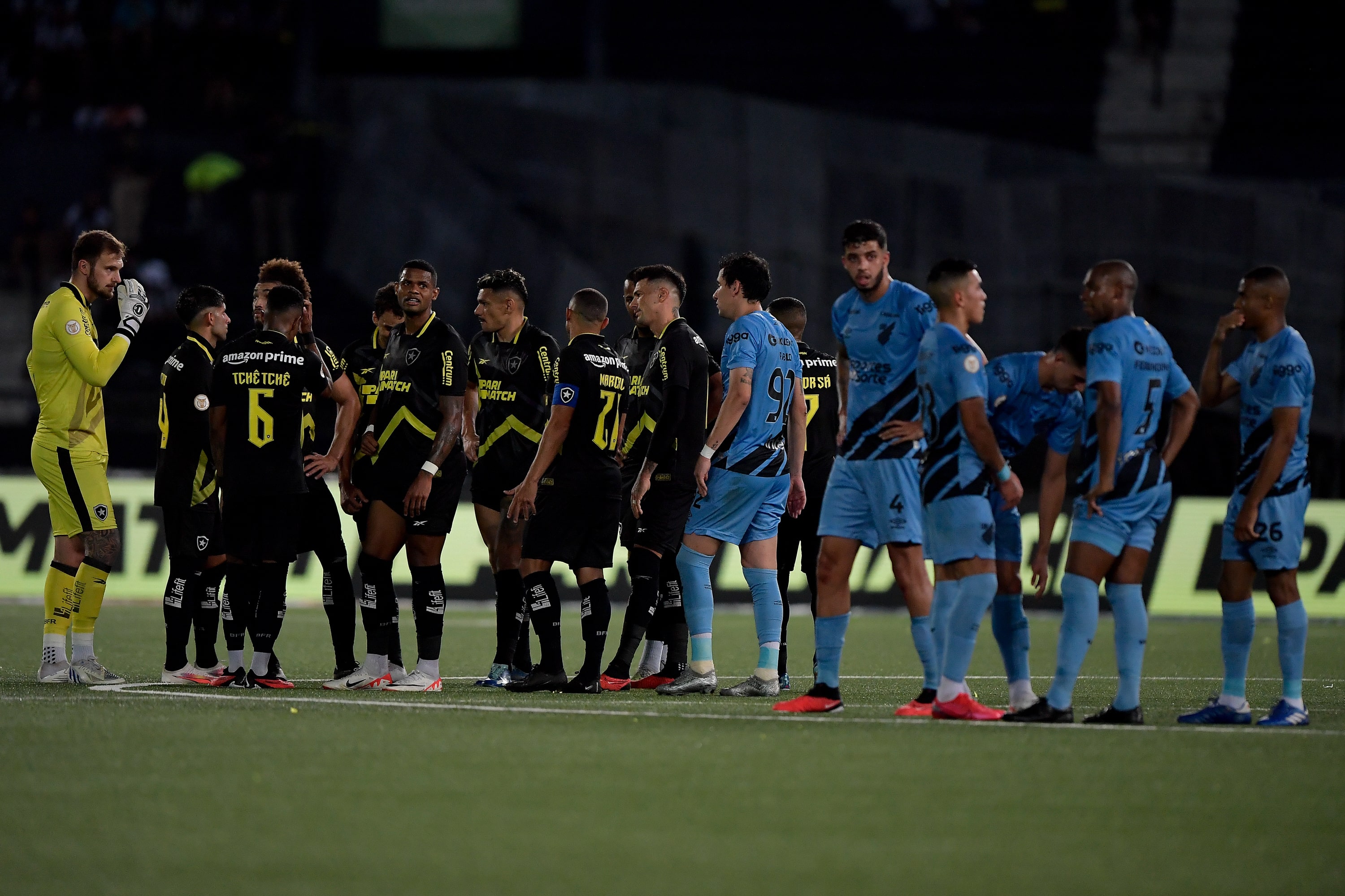 Confus&atilde;o em Botafogo x Athletico-PR &eacute; reflexo de um futebol desorganizado e pouco cuidado