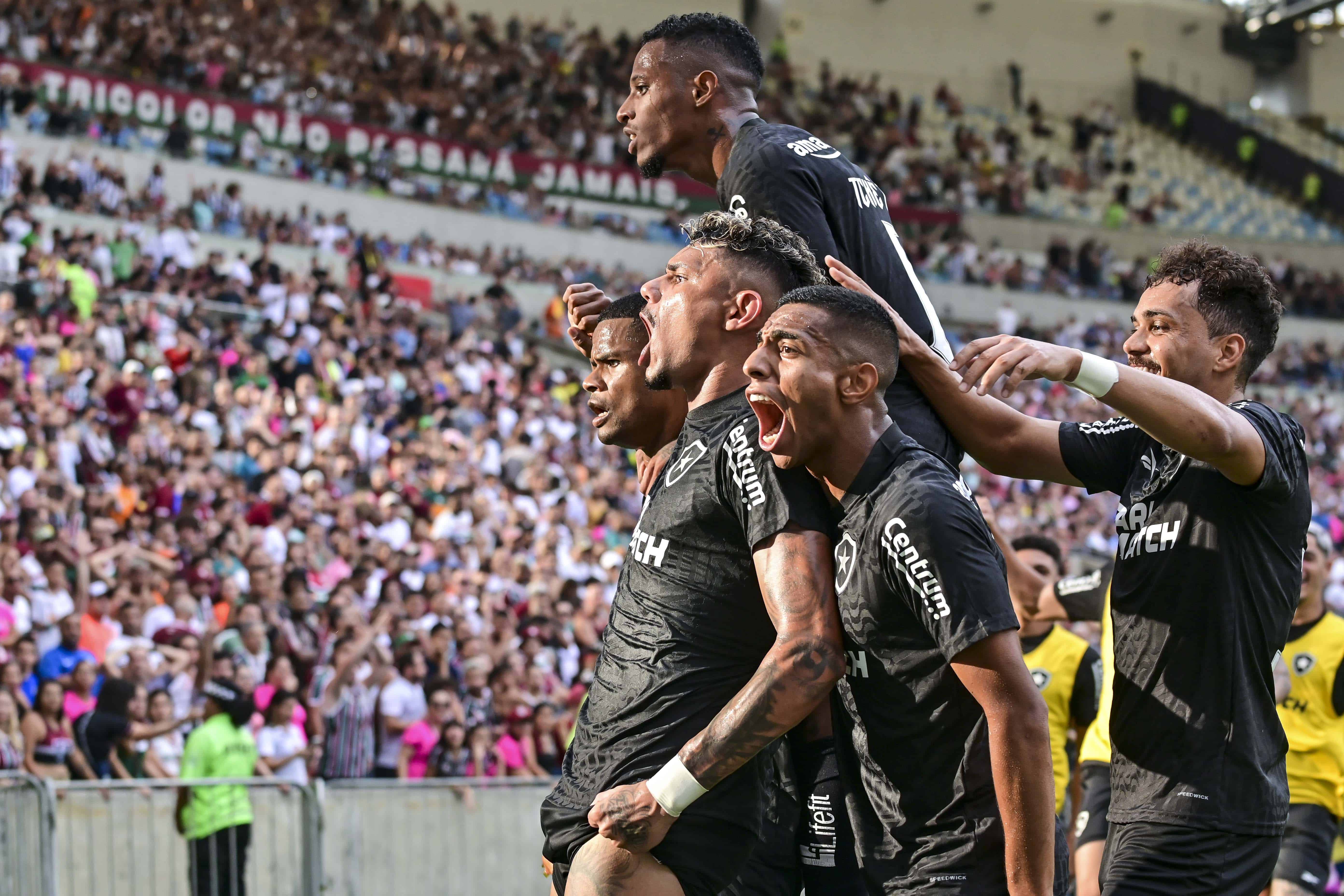 Botafogo supera Fluminense, espanta crise e mostra que est&aacute; viv&iacute;ssimo na briga pelo t&iacute;tulo brasileiro