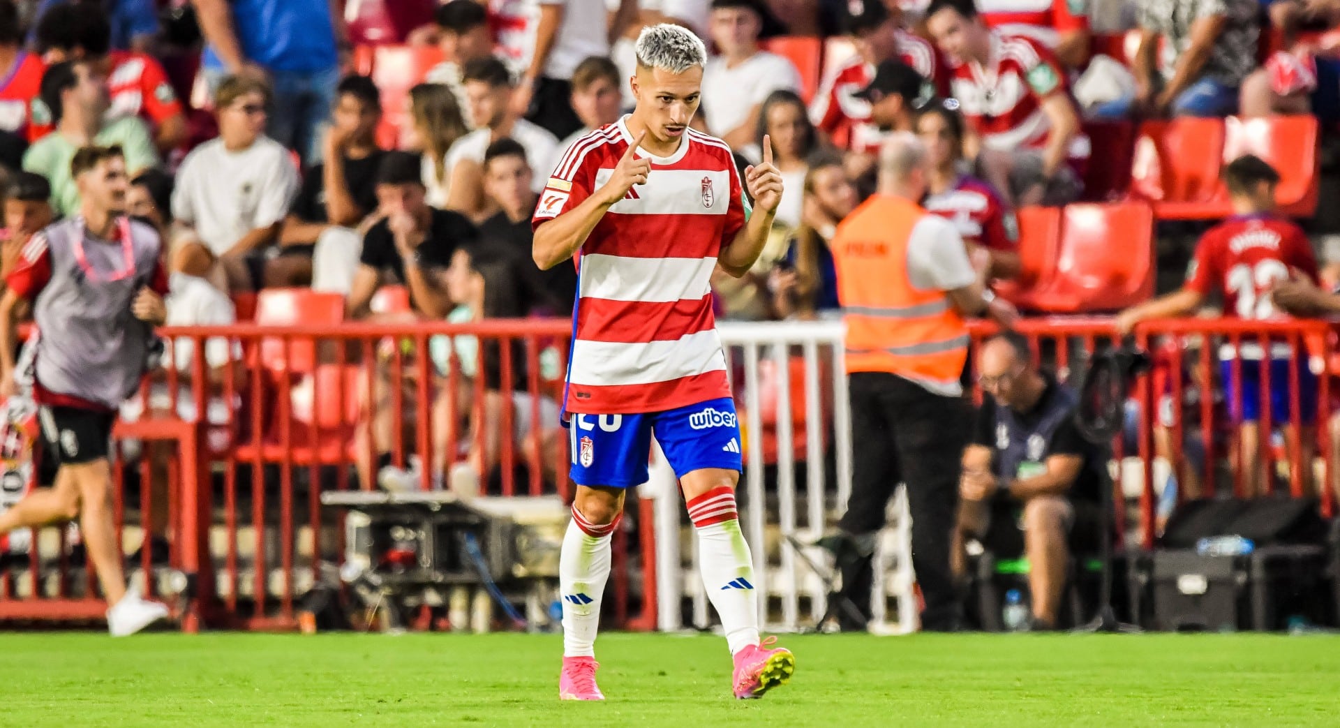 Bryan Zaragoza, o ponta &agrave; moda antiga de ascens&atilde;o mete&oacute;rica na sele&ccedil;&atilde;o espanhola