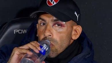 A saga de Carlos Tevez: do traumatismo craniano at&eacute; a vit&oacute;ria e lideran&ccedil;a com o Independiente