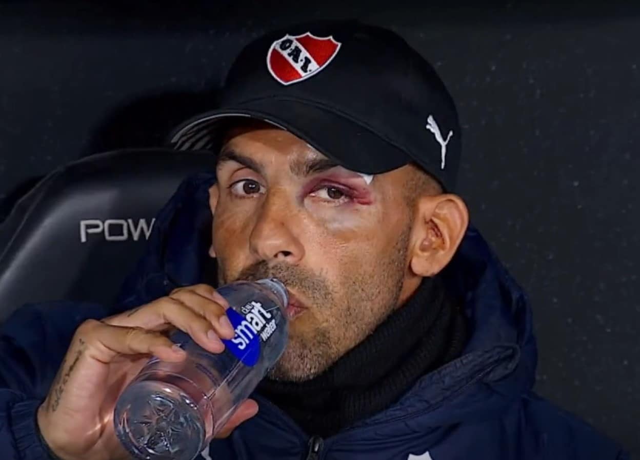 A saga de Carlos Tevez: do traumatismo craniano at&eacute; a vit&oacute;ria e lideran&ccedil;a com o Independiente