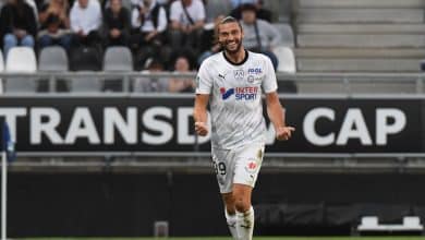 Andy Carroll perambula na Ligue 2 e fez um gola&ccedil;o digno de concorrer ao Pusk&aacute;s