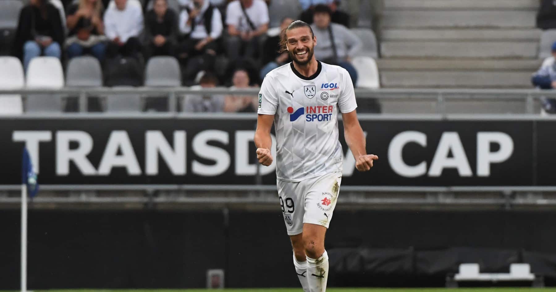 Andy Carroll perambula na Ligue 2 e fez um gola&ccedil;o digno de concorrer ao Pusk&aacute;s