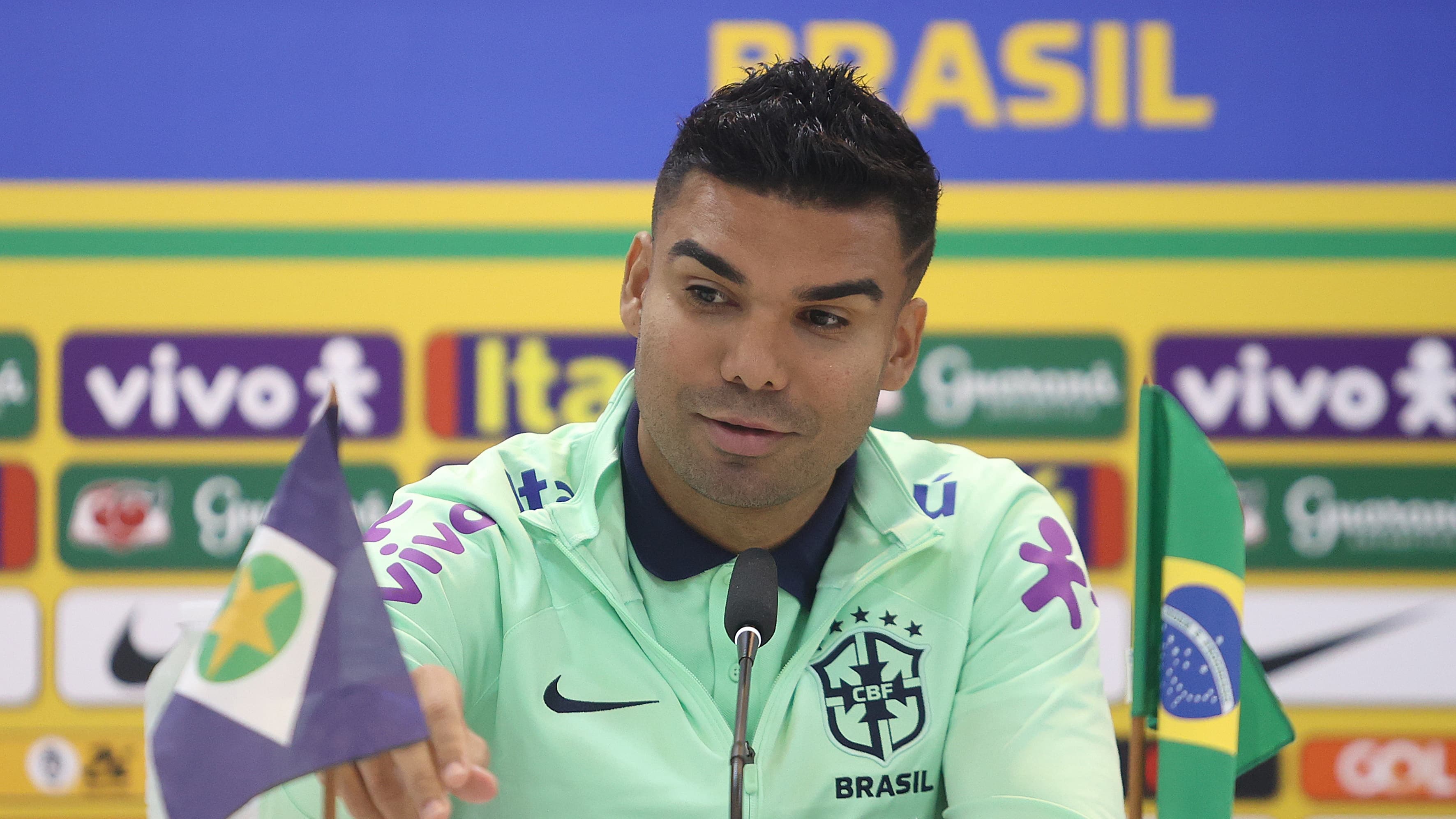Casemiro fala como capit&atilde;o e faz apelo por gramados melhores para receber a Sele&ccedil;&atilde;o