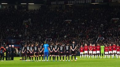 A grandeza de Bobby Charlton se expressa pelo tributo da torcida do Copenhague em Old Trafford