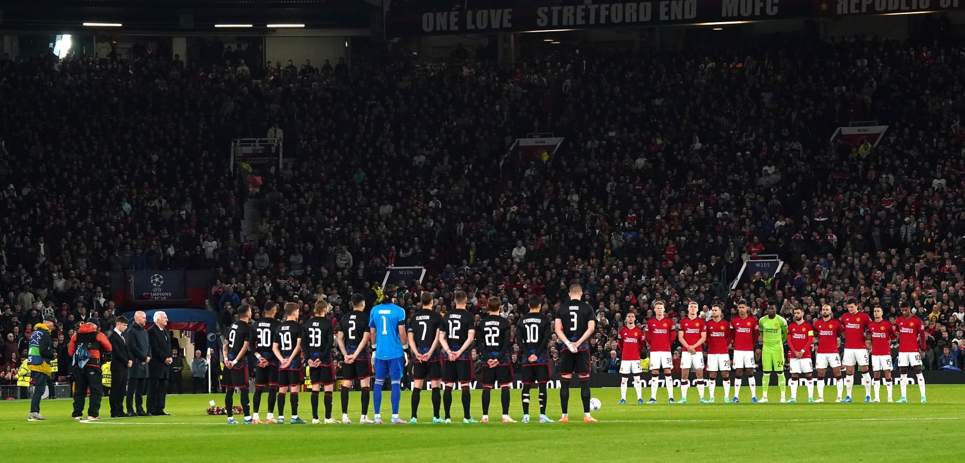 A grandeza de Bobby Charlton se expressa pelo tributo da torcida do Copenhague em Old Trafford