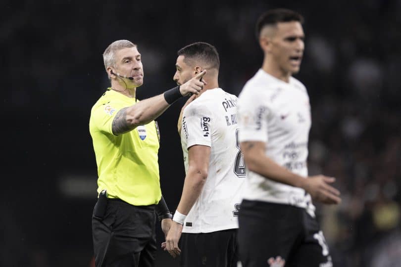 CBF divulga áudio do VAR de Corinthians x Santos; veja por que Daronco foi chamado