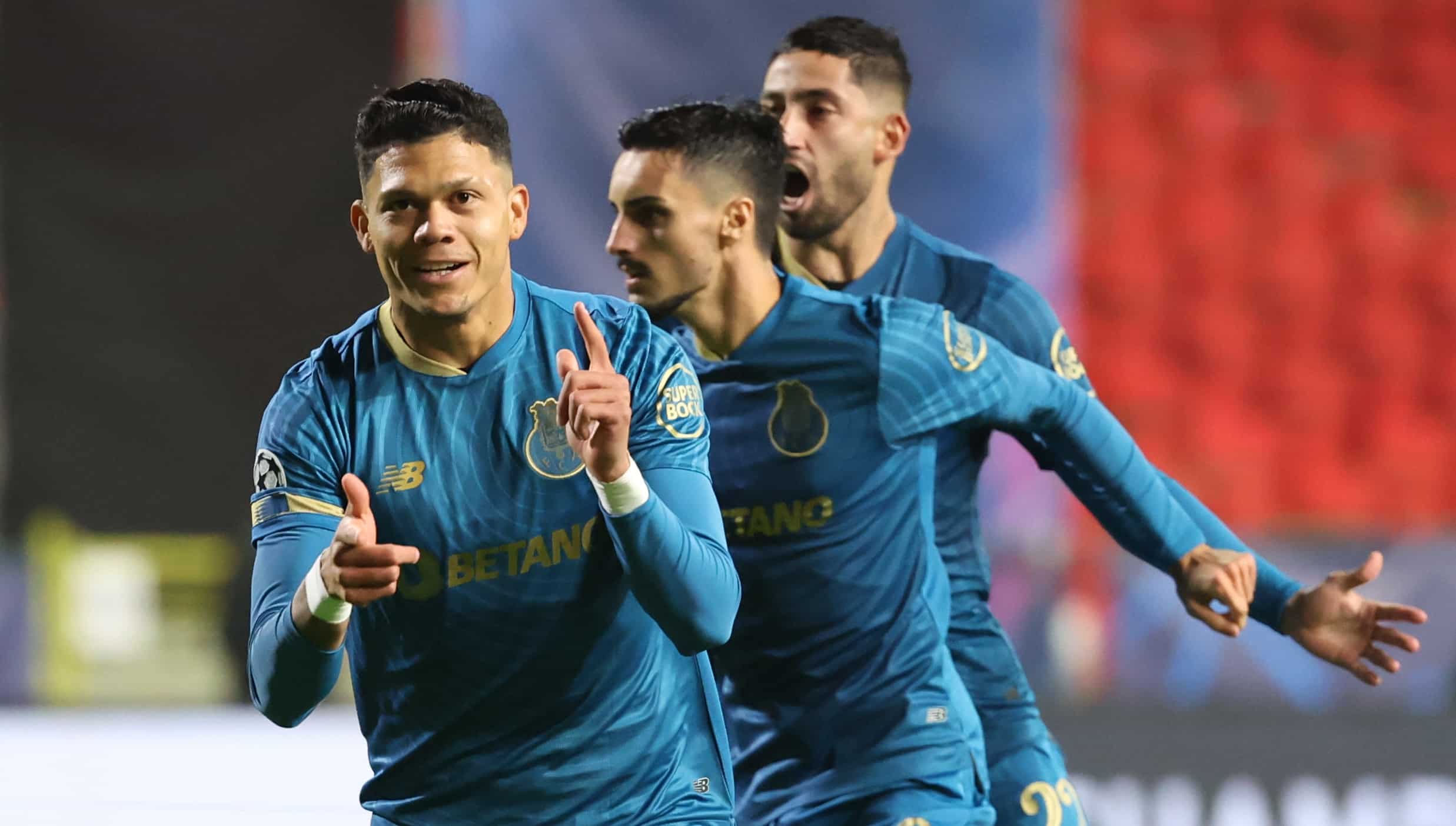 Evanilson sai do banco, coloca jogo no bolso com hat-trick e comanda virada do Porto sobre o Real Antwerp