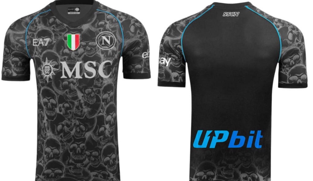 Napoli homenageia cemit&eacute;rio local em uniforme de Hallowen com caveiras