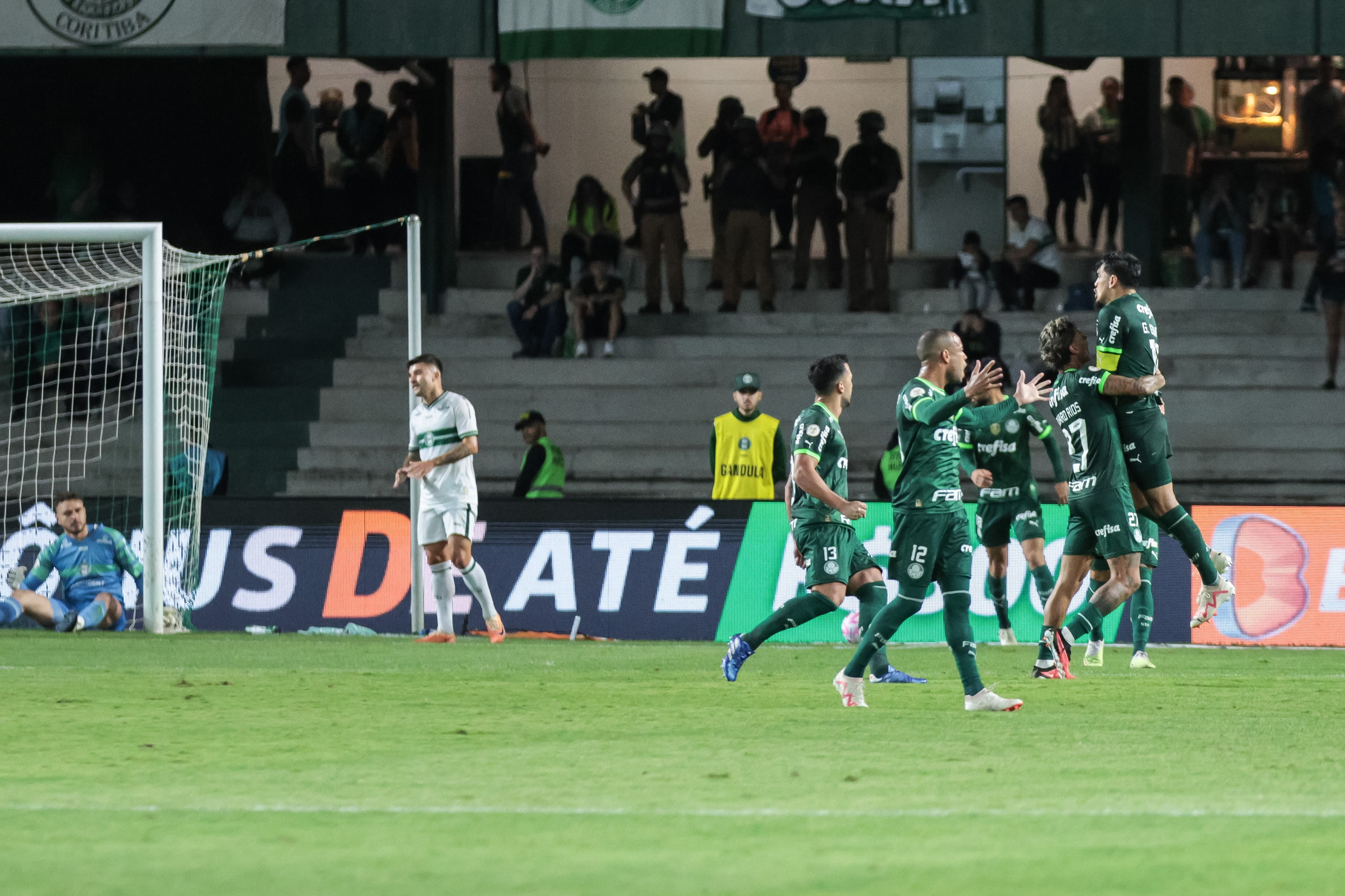 Palmeiras quebra jejum longo, retoma caminho das vit&oacute;rias e afunda o Coritiba