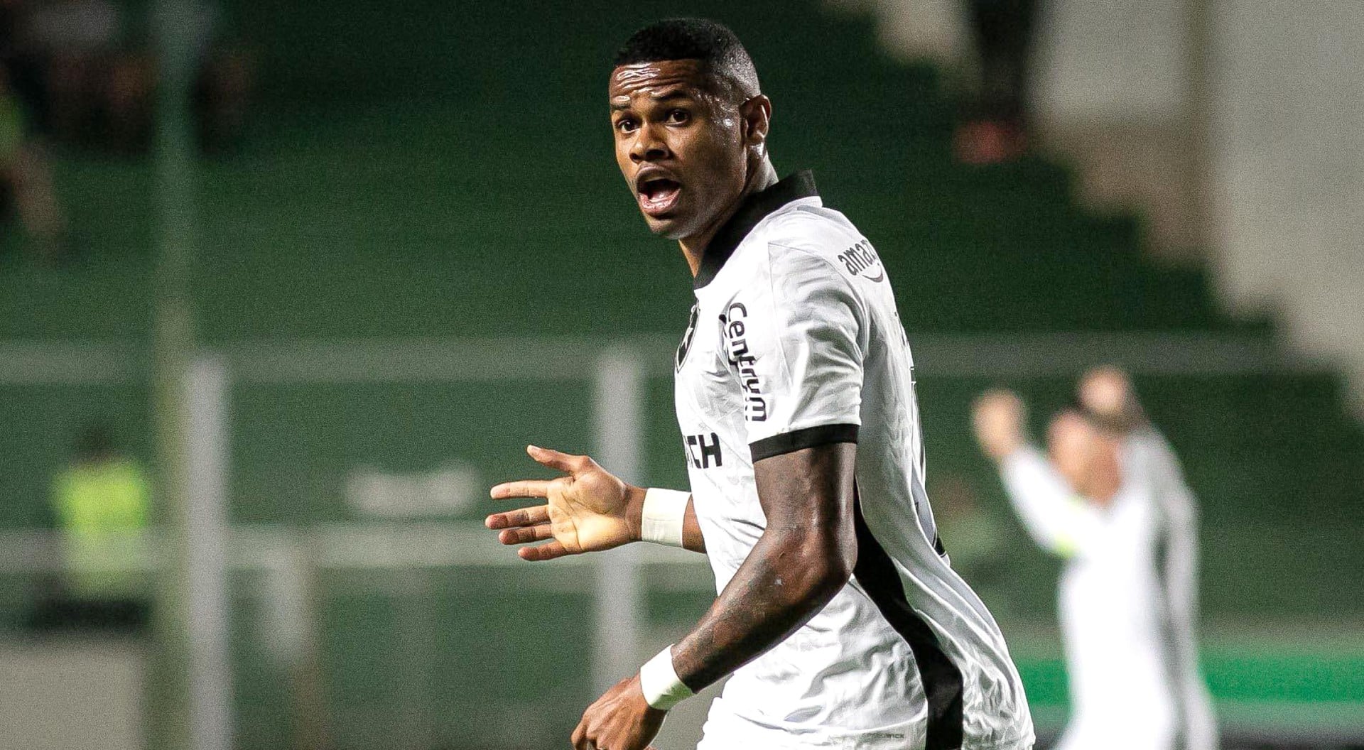 O lanterna fez o l&iacute;der sofrer, mas o Botafogo venceu a &aacute;rdua luta contra o Am&eacute;rica