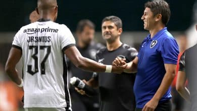 L&uacute;cio Fl&aacute;vio celebra retorno de Botafogo vencedor e mostra felicidade genu&iacute;na com J&uacute;nior Santos