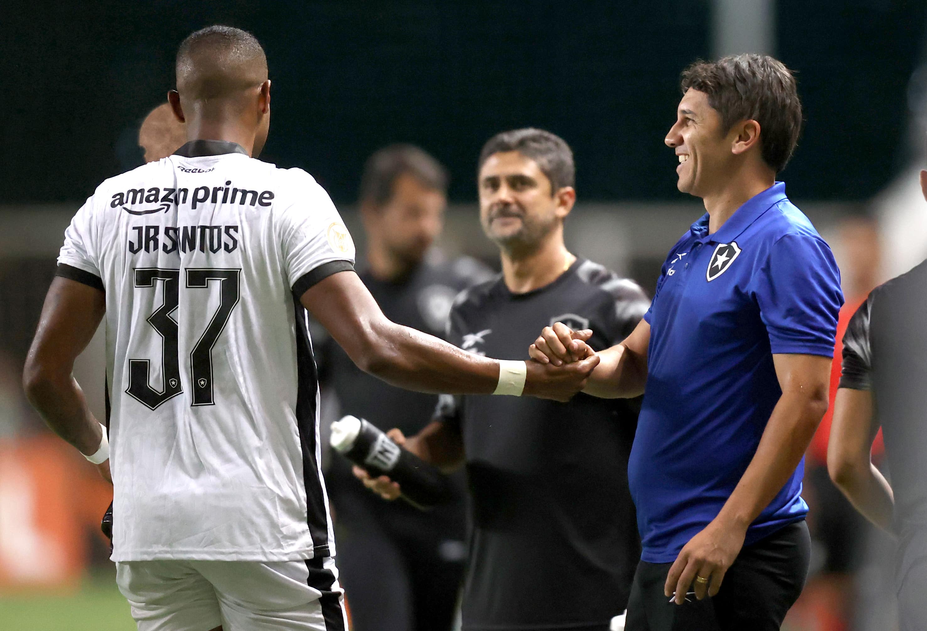 L&uacute;cio Fl&aacute;vio celebra retorno de Botafogo vencedor e mostra felicidade genu&iacute;na com J&uacute;nior Santos