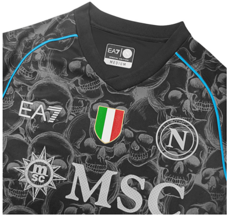 Napoli homenageia cemit&eacute;rio local em uniforme de Hallowen com caveiras